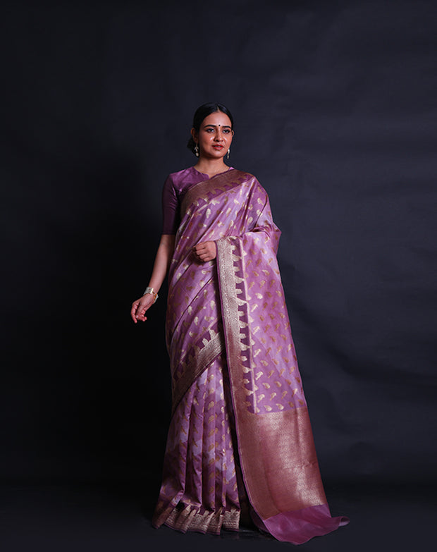The mauve Banarasi handloom cotton saree you're describing is a beautiful blend of light and dark mauve tones across the body, - BSK010710